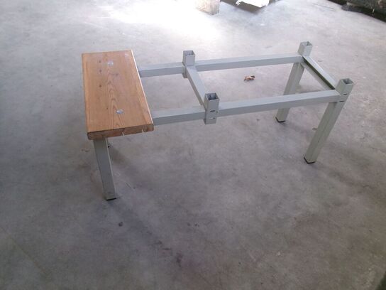 Sokkel til skab (lot nr. 1)