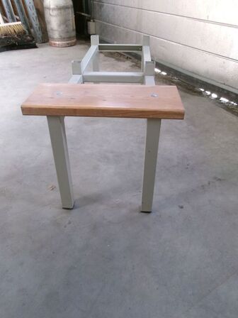 Sokkel til skab (lot nr. 1)