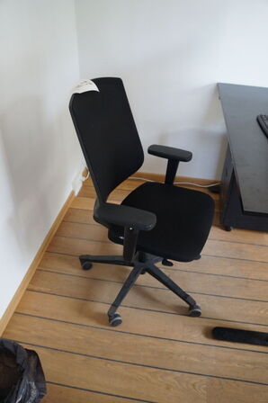El-/hævesænkebord & stol, m.v.