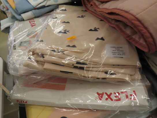 Blandet lot med alt på og under bordet (bord medfølger ikke)