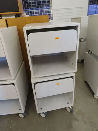 2 stk. Skuffemodul/sengebord, det en på hjul