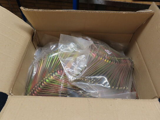 10 stk. Hyldeknægte samt kasse med hyldeknægte