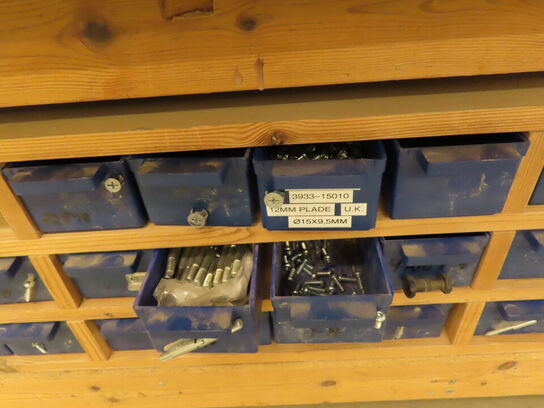 Pakkebord med plastkasser inkl. Indhold i plastkasserne (Indhold på bordet medfølger ikke)