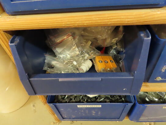 Værkstedsbord/reol og vægplader med værktøj/indhold