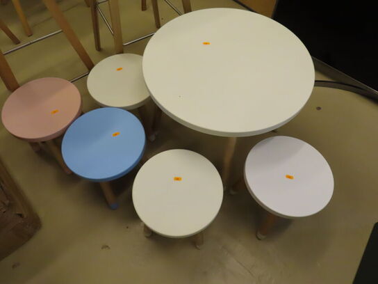 Børnemøbler - bord og 5 skamler