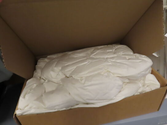 Blandet lot med alt på og under bordet (bord medfølger ikke)