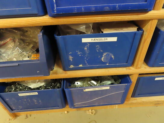 Værkstedsbord/reol og vægplader med værktøj/indhold