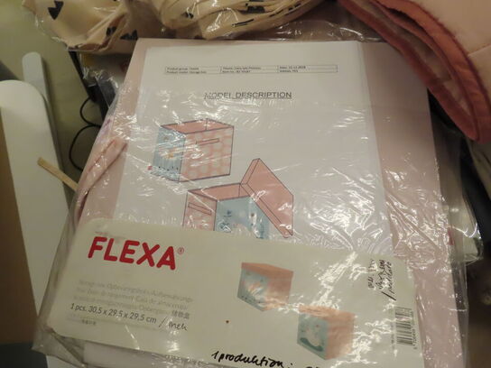 Blandet lot med alt på og under bordet (bord medfølger ikke)