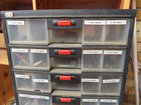 Værkstedsbord/reol og vægplader med værktøj/indhold