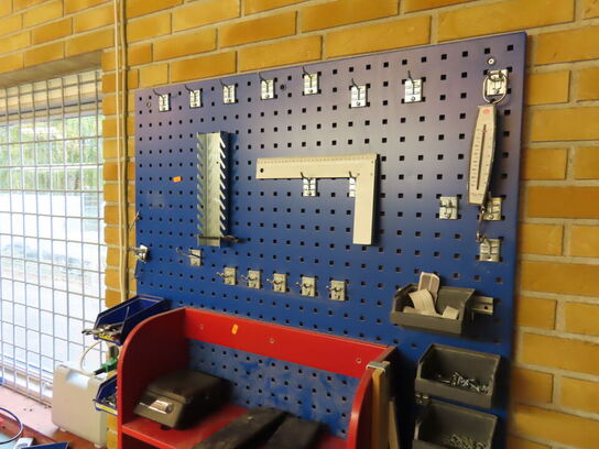 Værkstedsbord/reol og vægplader med værktøj/indhold