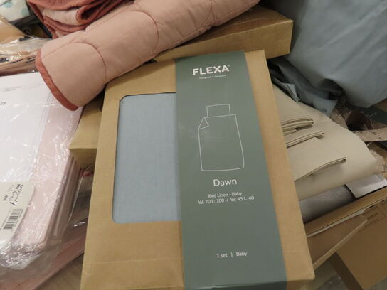 Blandet lot med alt på og under bordet (bord medfølger ikke)