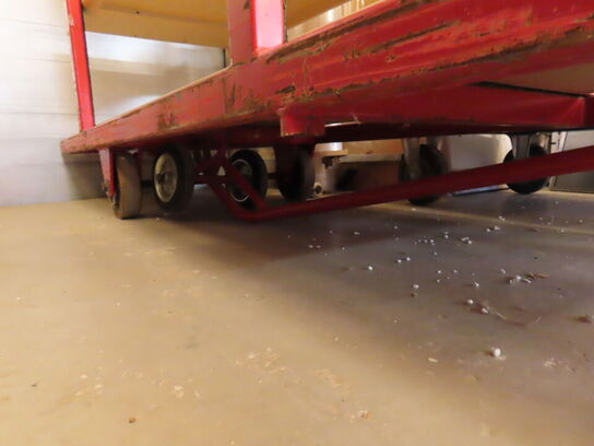 Reol på hjul med fire hylder