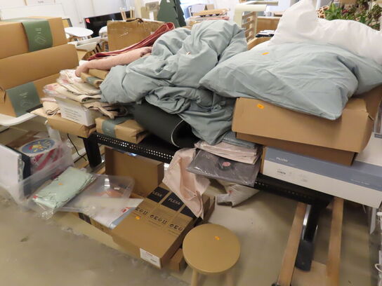 Blandet lot med alt på og under bordet (bord medfølger ikke)