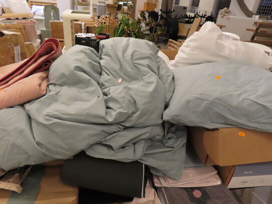 Blandet lot med alt på og under bordet (bord medfølger ikke)