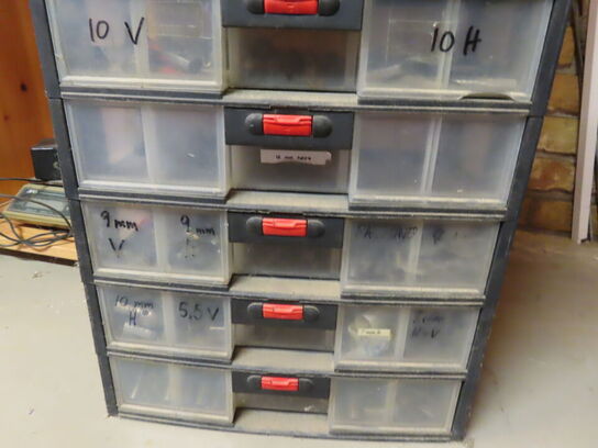 Værkstedsbord/reol og vægplader med værktøj/indhold