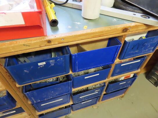 Værkstedsbord/reol og vægplader med værktøj/indhold