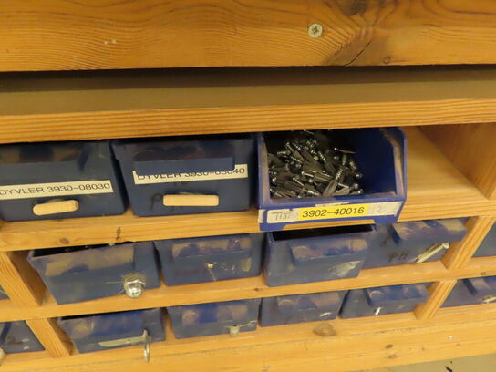 Pakkebord med plastkasser inkl. Indhold i plastkasserne (Indhold på bordet medfølger ikke)