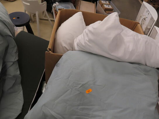 Blandet lot med alt på og under bordet (bord medfølger ikke)