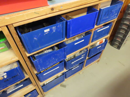 Værkstedsbord/reol og vægplader med værktøj/indhold