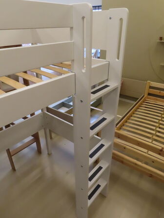 Børneseng, sofaseng, sadras og skrivebord halvhøj FLEXA