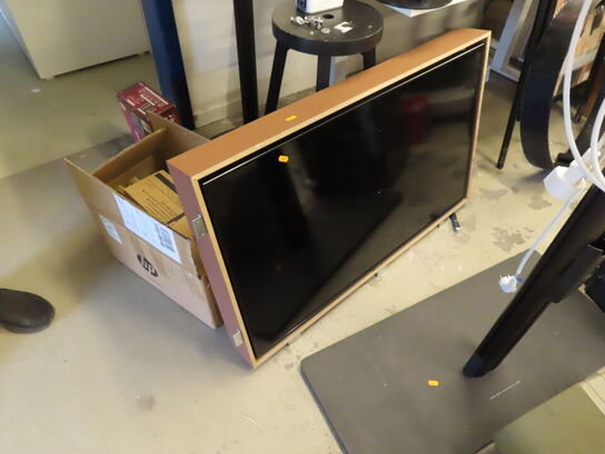 TV SAMSUNG monteret i trækasse, uden fjernbetjening