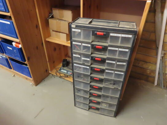 Værkstedsbord/reol og vægplader med værktøj/indhold