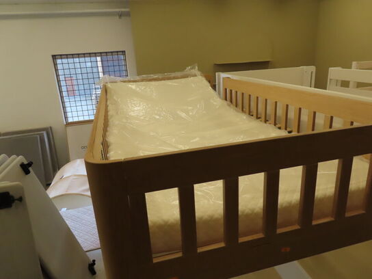 PROTOTYPE Børneseng halvhøj med madras