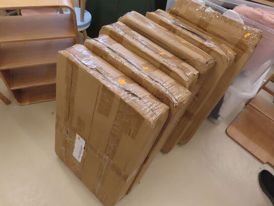 6 stk.  Hylder i forskellige farver