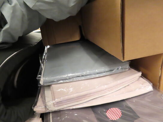 Blandet lot med alt på og under bordet (bord medfølger ikke)