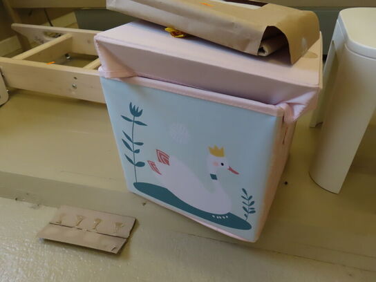 Børneskammel og kasse