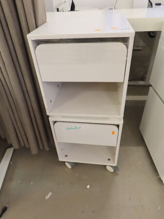 2 stk. Skuffemodul/sengebord, det en på hjul
