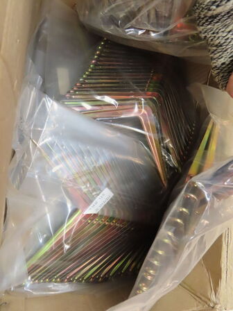 10 stk. Hyldeknægte samt kasse med hyldeknægte