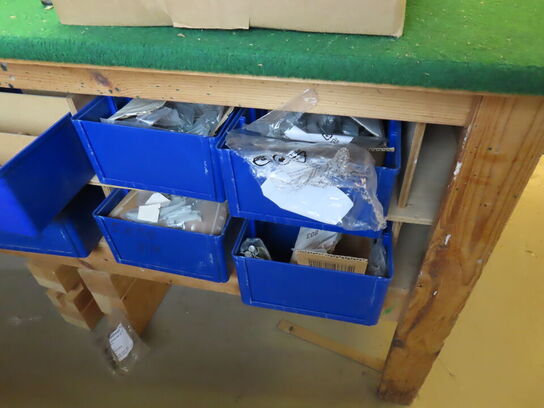 Pakkebord med plastkasser inkl. Indhold i plastkasserne (Indhold på bordet medfølger ikke)