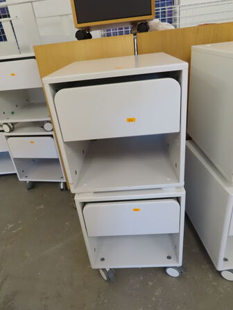 2 stk. Skuffemodul/sengebord, det en på hjul