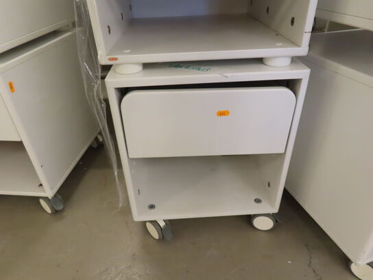 2 stk. Skuffemodul/sengebord, det en på hjul