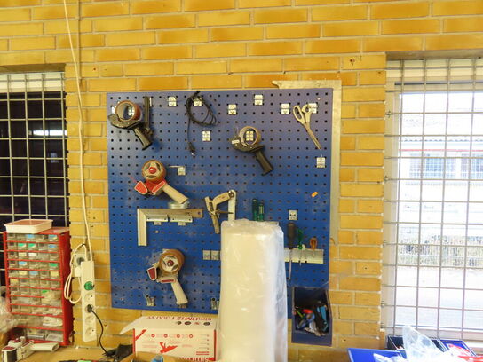 Værkstedsbord/reol og vægplader med værktøj/indhold