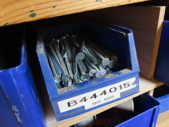 Pakkebord med plastkasser inkl. Indhold i plastkasserne (Indhold på bordet medfølger ikke)