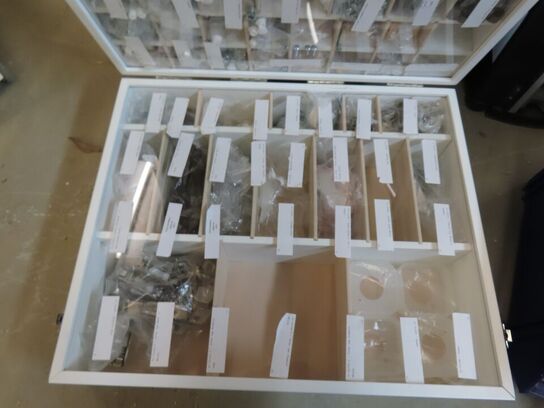 3 stk. Sortimentskasser med indhold, samt service kasser