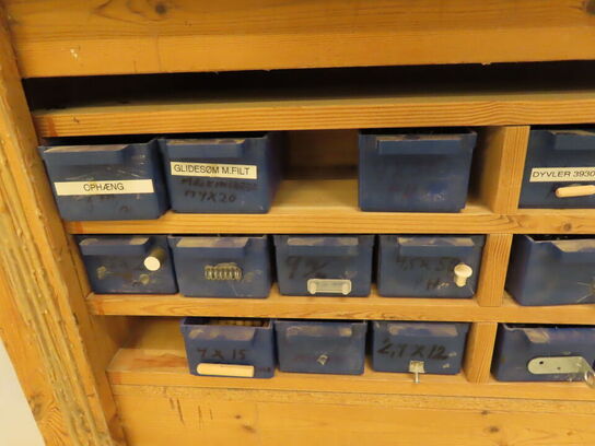 Pakkebord med plastkasser inkl. Indhold i plastkasserne (Indhold på bordet medfølger ikke)