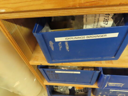 Værkstedsbord/reol og vægplader med værktøj/indhold