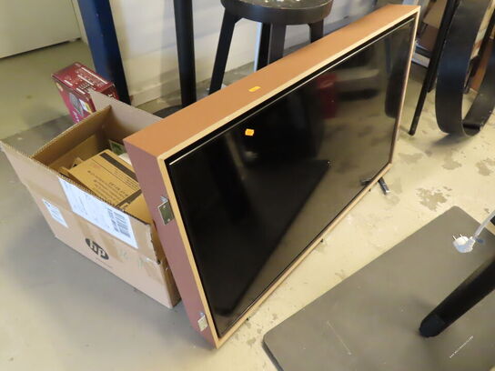 TV SAMSUNG monteret i trækasse, uden fjernbetjening