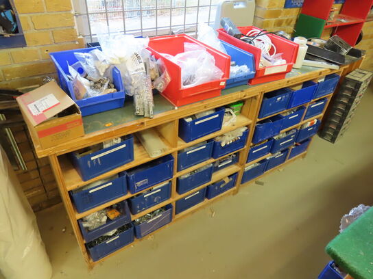 Værkstedsbord/reol og vægplader med værktøj/indhold