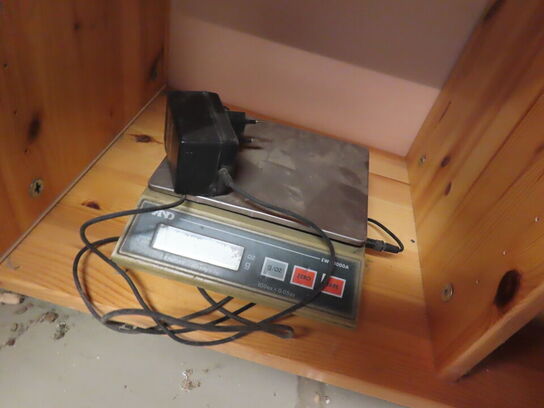 Værkstedsbord/reol og vægplader med værktøj/indhold