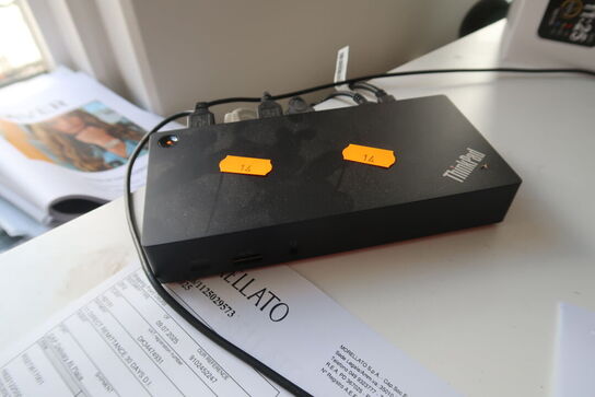 Computerskærm, dockingstation samt tastatur