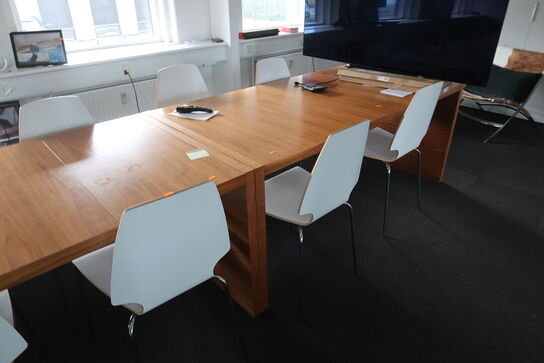 2 stk. konferenceborde samt 9 stk. stole UDEN INDHOLD