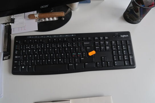 Computerskærm, dockingstation samt tastatur