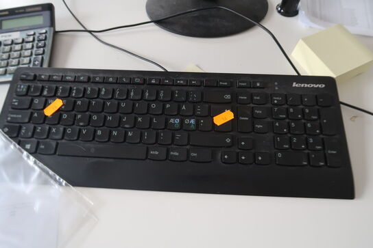 Computerskærm, dockingstation samt tastatur