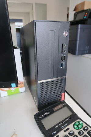 Computer, 2 stk. skærme mus og tastatur