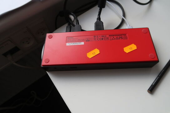 Computerskærm, dockingstation samt tastatur