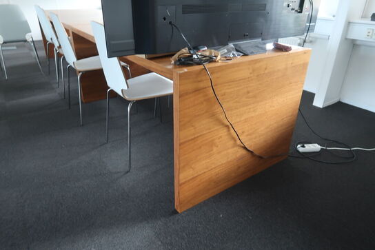 2 stk. konferenceborde samt 9 stk. stole UDEN INDHOLD